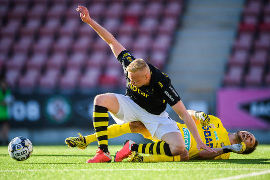 s Kolbeinn Sigthorsson och Örebros målvakt Oscar Jansson