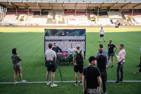 s tränare Rikard Norling och Örebros tränare Axel Kjäll