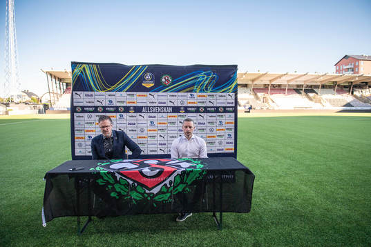 s tränare Rikard Norling och Örebros tränare Axel Kjäll