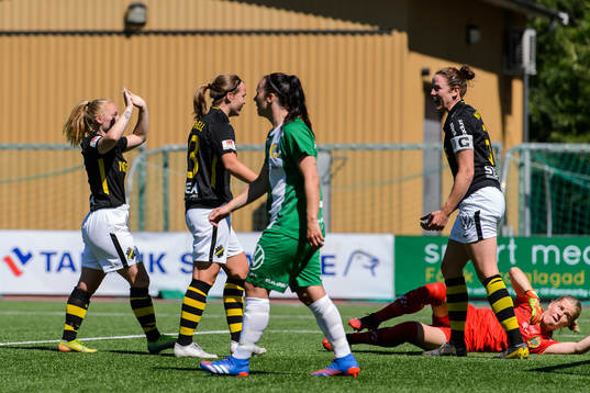 s Sara Nordin jublar med Johanna Lindell och Clara Härdling