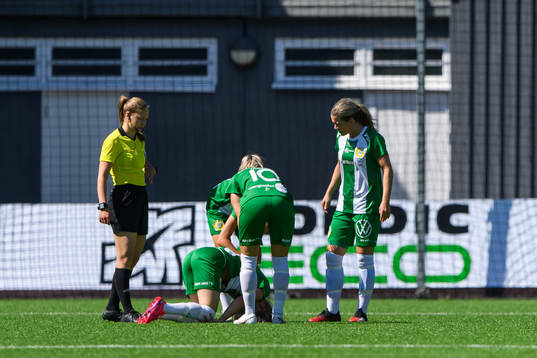 Hammarbys Emilia Larsson har ont och ses om av lagkamrater