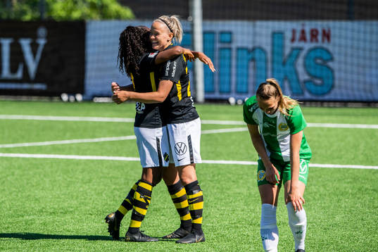 s Samantha Ammanuel och Evelina Finndell jublar samtidigt