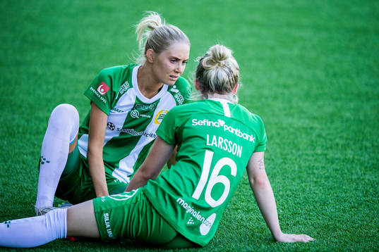 Hammarbys Alice Karlsson  och Emilia Larsson deppar