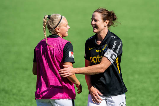 s Sara Nordin (h) jublar
