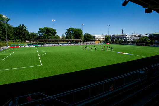 s spelare samlas vid mittcirkeln för en tyst minut