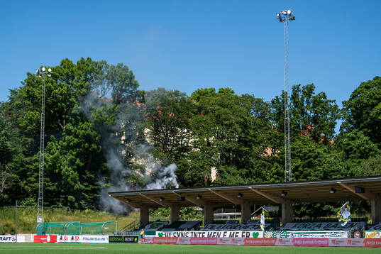 Supportrar bränner pyroteknik utanför arenan