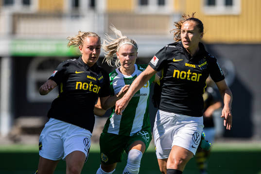 s Elsa Törnblom von Schmalensee och Fanny Johansson mot