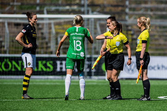 s Sara Nordin och Hammarbys Alice Karlsson  hälsar på