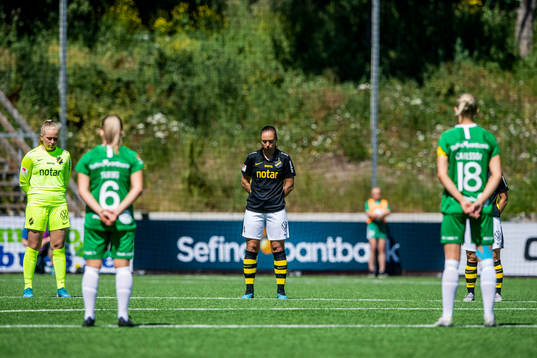 s målvakt Milla-Maj Majasaari och Fanny Johansson