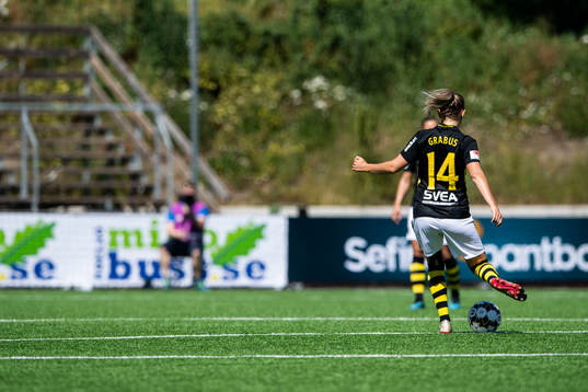 s Adelisa Grabus slår en avspark