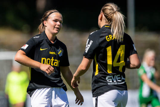 s Johanna Lindell och Adelisa Grabus jublar
