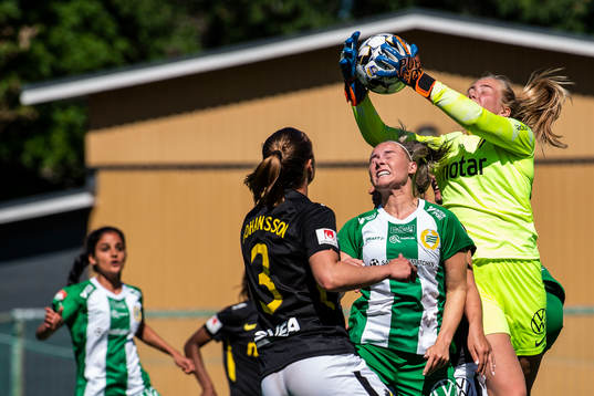 s målvakt Milla-Maj Majasaari och Hammarbys Emma Jansson