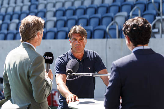 Djurgårdens sportchef Bosse Andersson blir intervjuad
