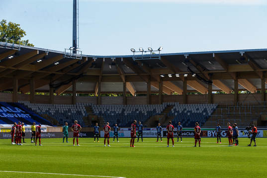 En tyst minut för att hedra alla omkomna i Covid-19,