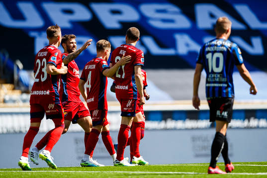 Djurgårdens Erik Berg jublar med lagkamrater
