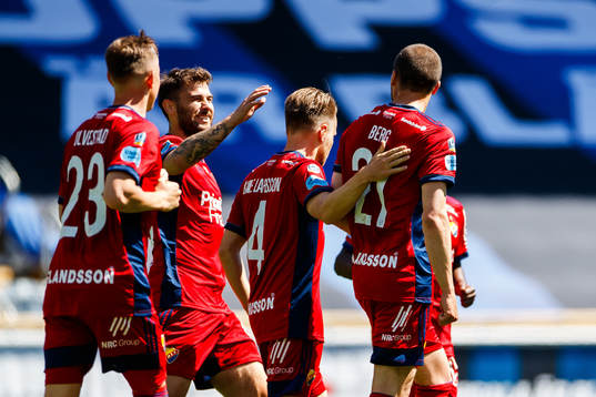 Djurgårdens Erik Berg jublar med lagkamrater