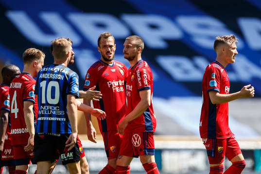Djurgårdens Erik Berg jublar med lagkamrater