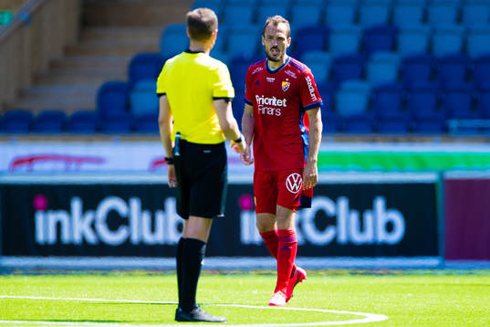 Djurgårdens Emir Kujovic i diskussion me domare