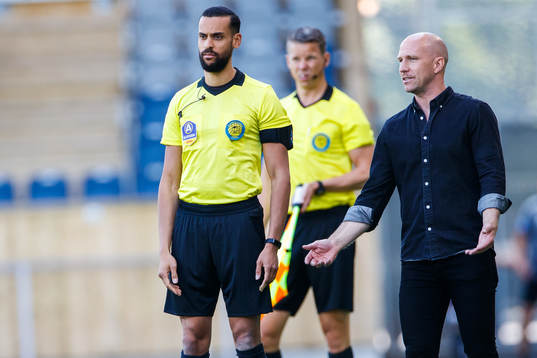 Sirius tränare Henrik Rydström i samtal med fjärdedomare