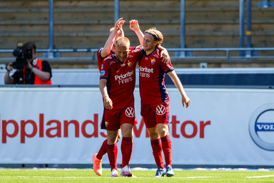 Djurgårdens Oscar Pettersson (h) jublar med Nicklas