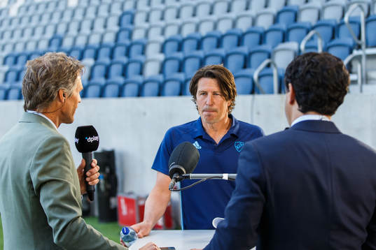Djurgårdens tränare Thomas Lagerlöf blir intervjuad i