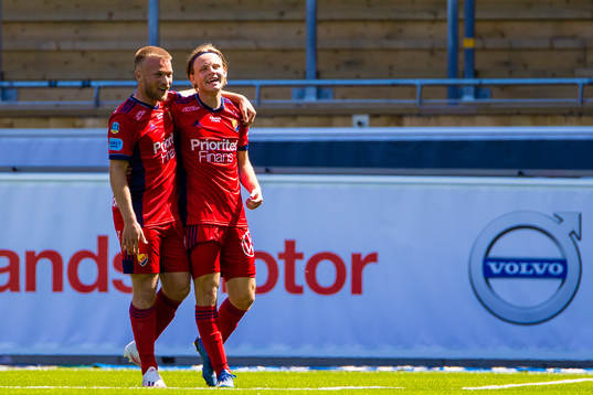 Djurgårdens Oscar Pettersson (h) jublar med Nicklas