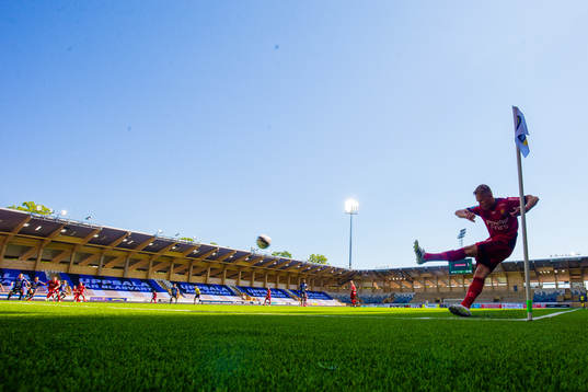 Djurgårdens Jonathan Augustinsson med hörna på