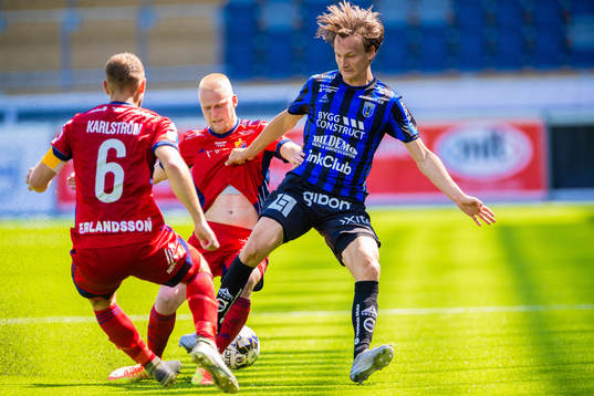 Djurgårdens Jesper Karlström och Kalle Holmberg i kamp om