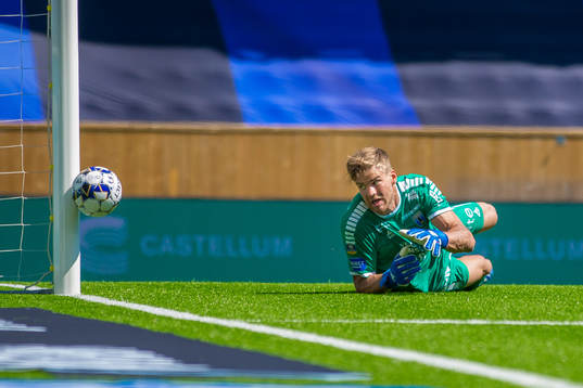 Djurgårdens Astrit Ajdarevic med ett skott i stolpen bakom