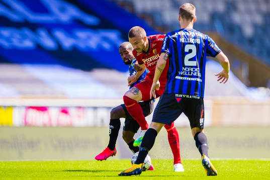 Djurgårdens Erik Berg i kamp om bollen med Sirius Mohammed