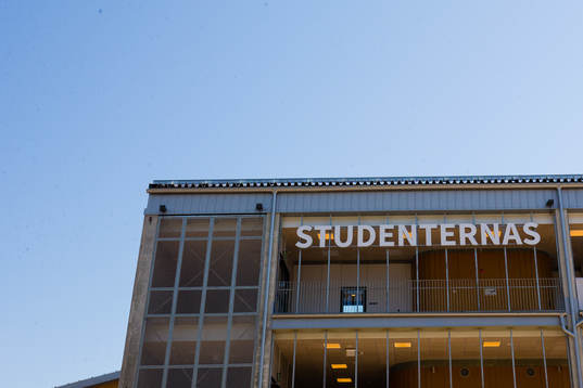 En skylt på fasaden till Studenternas