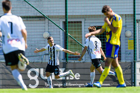 Bläddra bland fler bilder av Fotboll, Div 1 södra, herr, Eskilsminne - Lindome