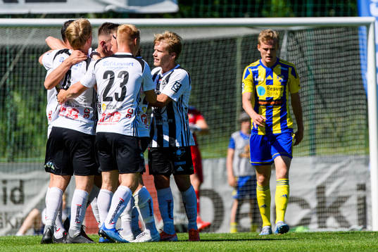 Lindomes Robert Lipovac jublar med lagkamraterna
