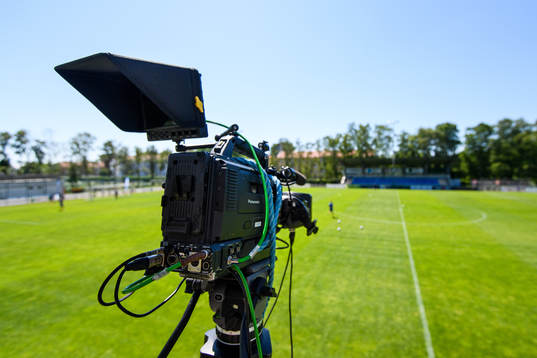 En tv-kamera från företaget SportsGround står uppställd