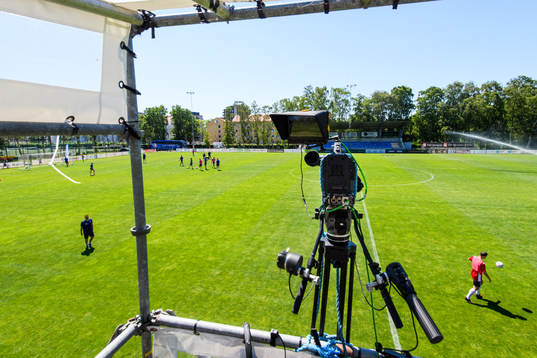 En tv-kamera från företaget SportsGround står uppställd