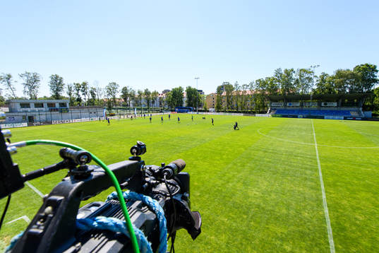 En tv-kamera från företaget SportsGround står uppställd