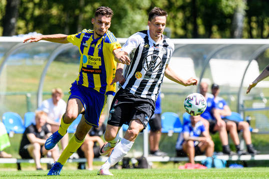 Eskilsminnes Gjenis Zeqiri och Lindomes Anders Alö