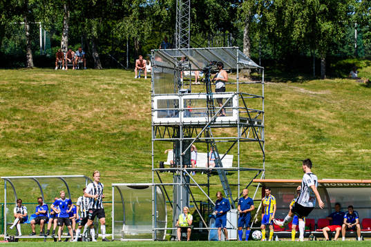En tv-fotograf från Sportground sänder  fotbollsmatchen i