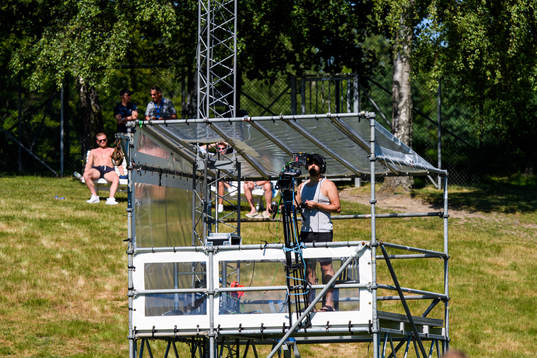 En tv-fotograf filmar fotbollsmatchen i Division 1 södra