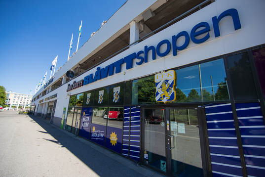 Blåvittshopen utanför Gamla Ullevi innan fotbollsmatchen