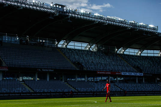 IFK Göteborgs målvakt Giannis Anestis framför tomma