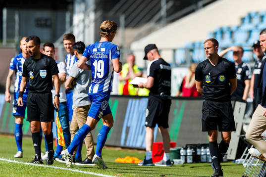IFK Göteborgs August Erlingmark lämnar planen