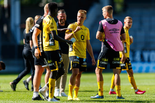 Elfsborgs Per Frick och Joseph Okumu jublar