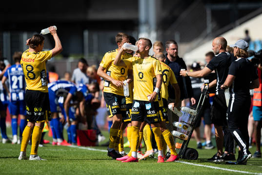 Elfsborgs Jesper Karlsson dricker i vätskepaus