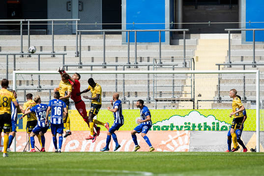 IFK Göteborgs målvakt Giannis Anestis boxar undan en