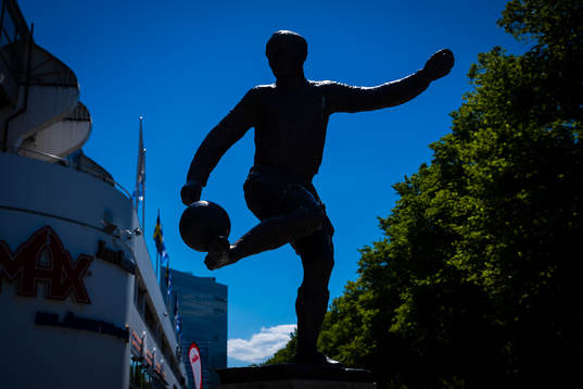 Gunnar Gren statyn utanför Gamla Ullevi innan