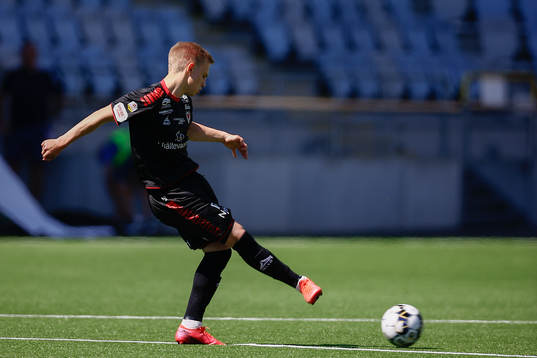 Kalmars Isak Jansson sparkar igång fotbollsmatchen i