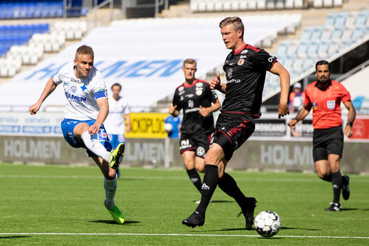 IFK Norrköpings Christoffer Nyman testar skott förbi