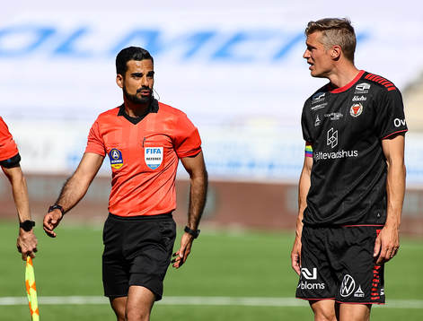 domare Mohammed Al-Hakim och Kalmars Viktor Elm diskuterar