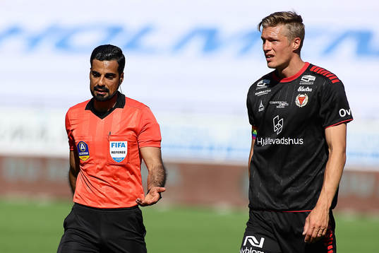 domare Mohammed Al-Hakim och Kalmars Viktor Elm diskuterar